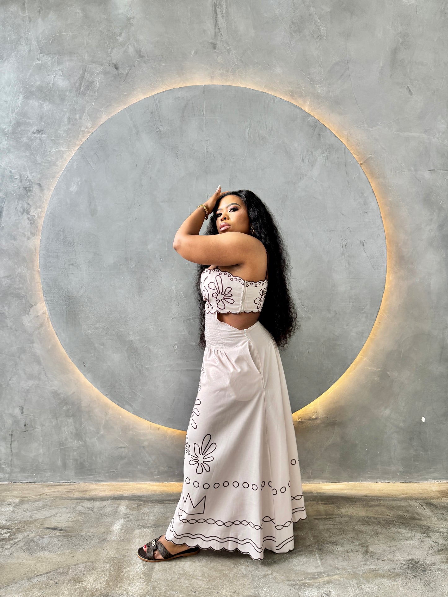 Onikka show off dress